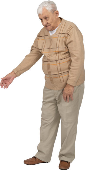 一位穿着休闲服的老人做欢迎手势的正面图