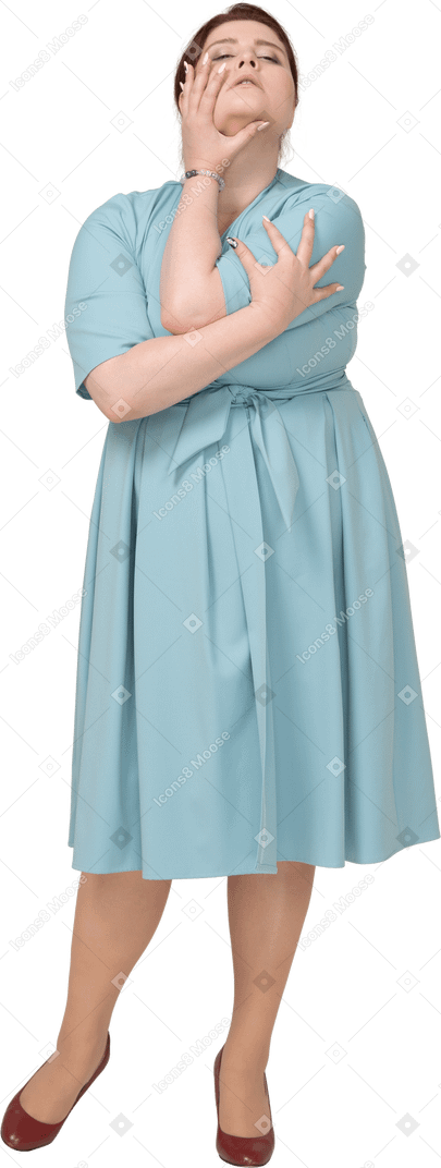 Vista frontal, de, un, mujer, en, vestido azul, posar