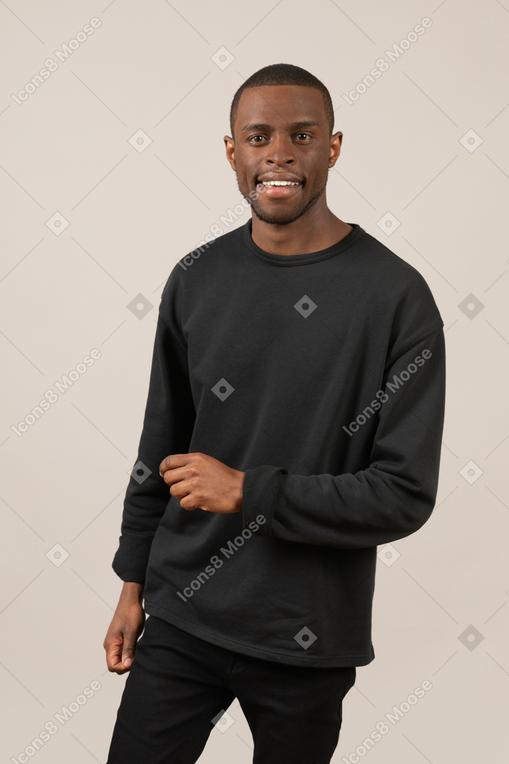 Фото Молодой парень в черном костюме улыбается в камеру