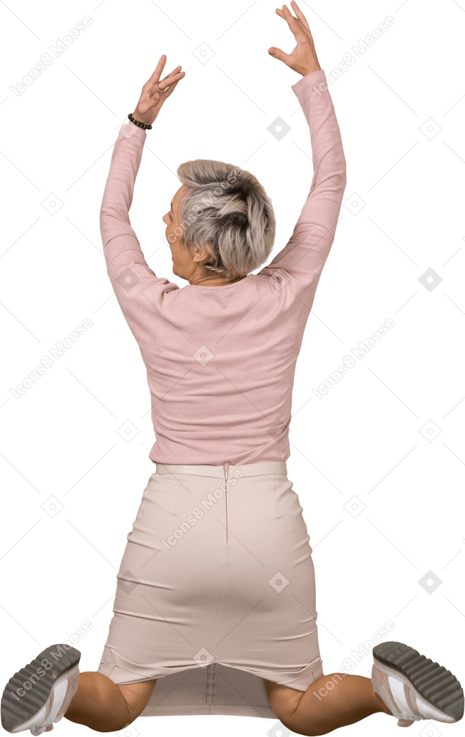 一个穿着休闲服的女人举起双臂跳跃的后视图
