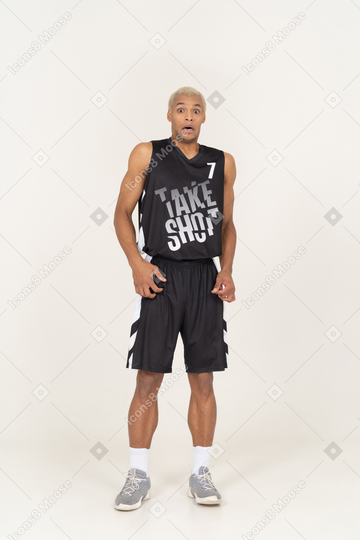 ショックを受けた若い男性のバスケットボール選手の正面図