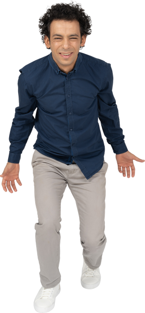 Vista frontal de um homem em roupas casuais gesticulando