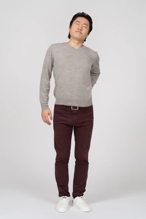 Hombre en ropa casual posando