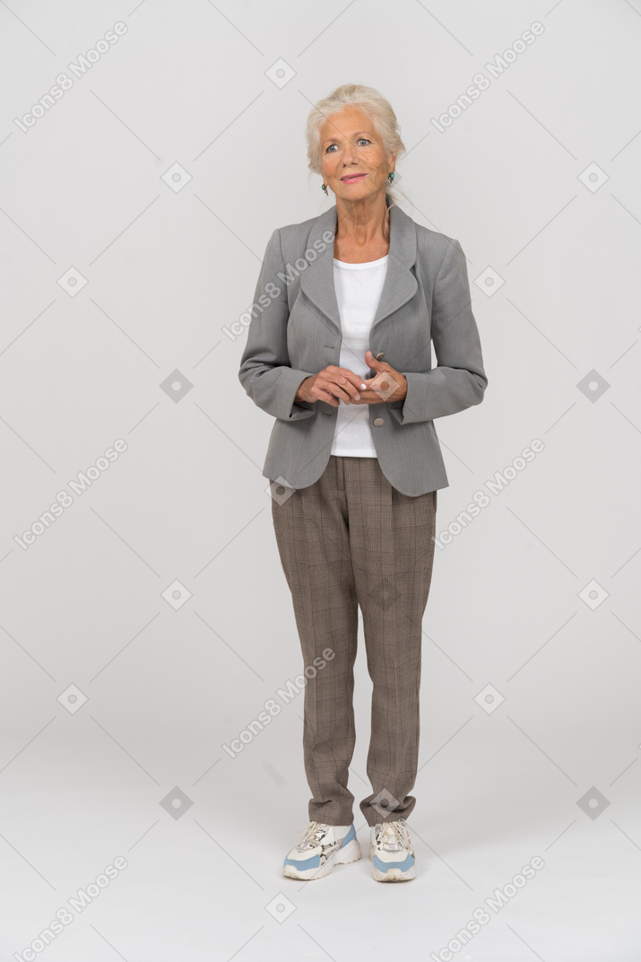 スーツを着て動揺している老婦人の正面図