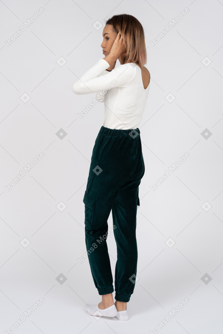Mujer en ropa casual de pie