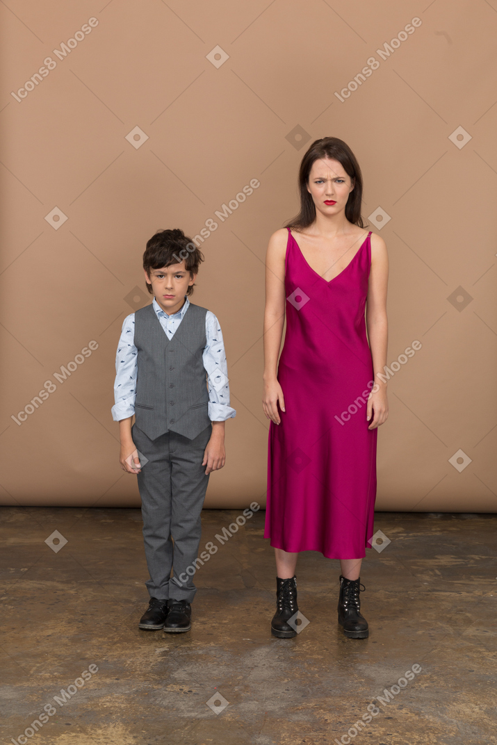 愤怒的女人和男孩的前视图