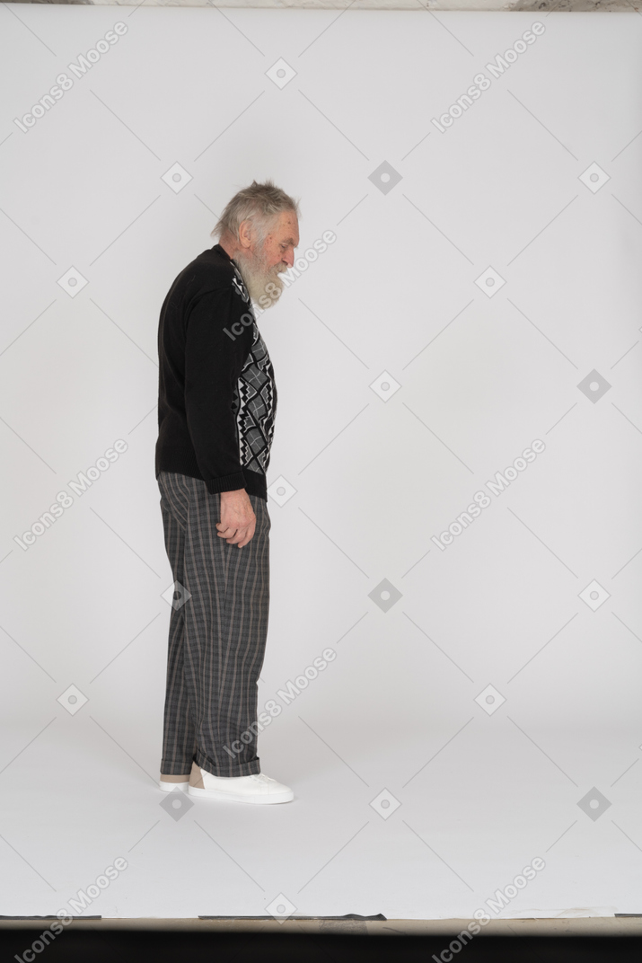 Seitenansicht eines alten mannes, der steht und nach unten schaut