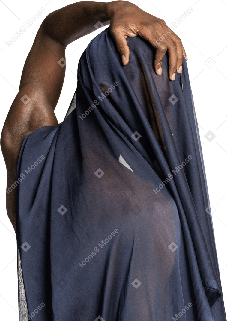 Vue arrière d'un jeune homme afro recouvert d'un châle bleu foncé touchant sa tête