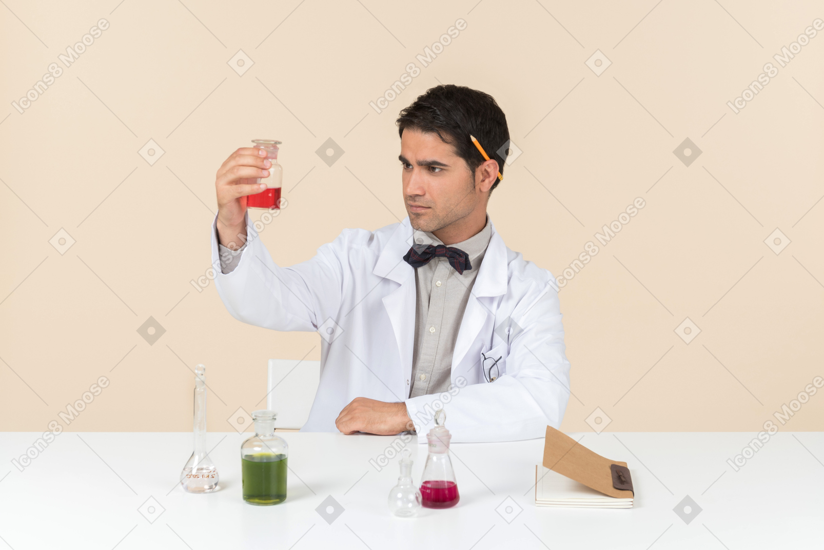 Мужчина ученый держит лампу и сидит за столом