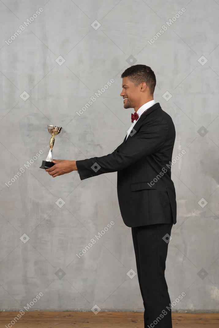 Uomo in abito che presenta un premio