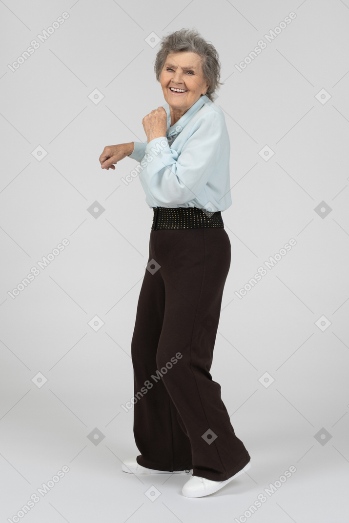 Anciana bailando