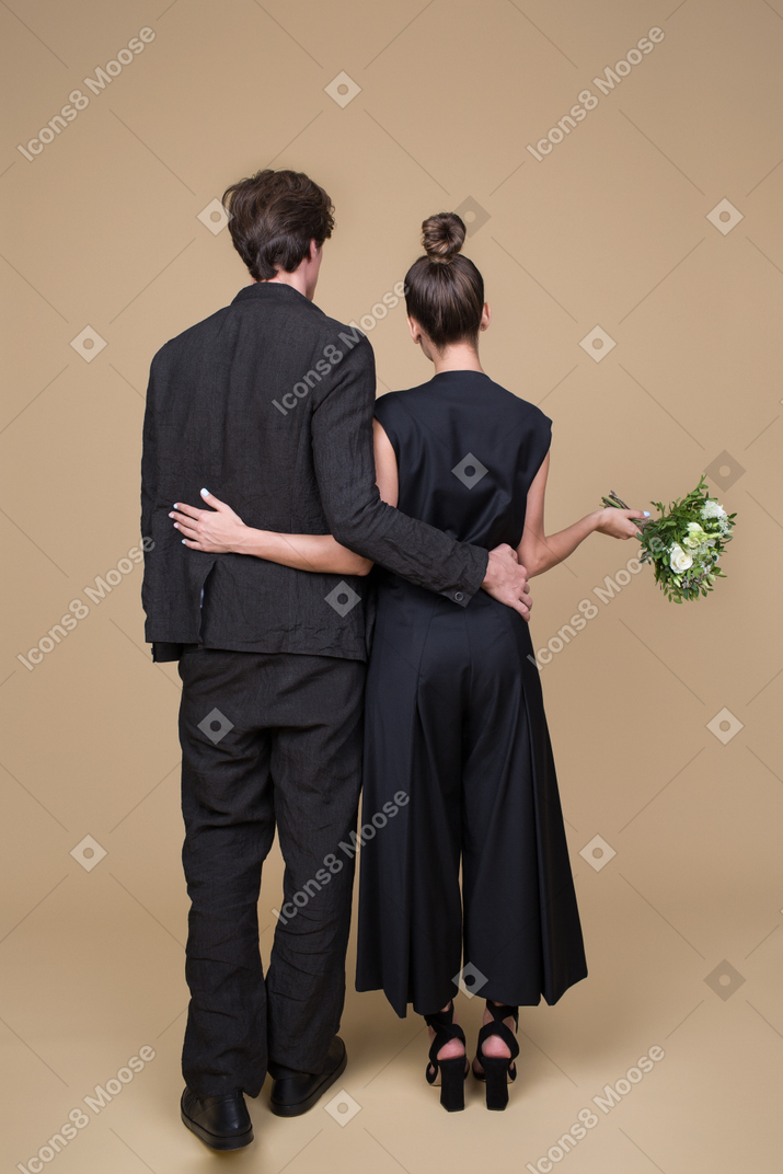 Vista traseira de um jovem casal no seu dia de noivado