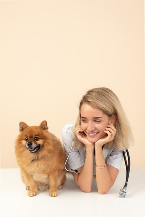 Atractivo veterinario y un spitz rojo.