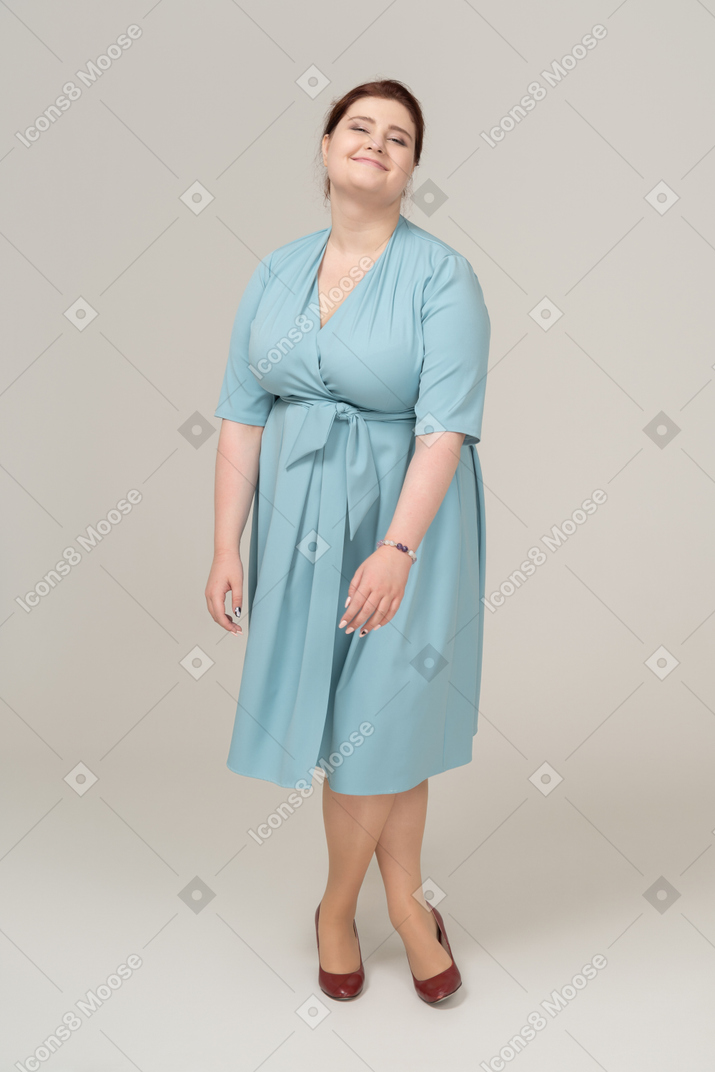 파란 드레스를 입은 행복한 여성의 전면 모습