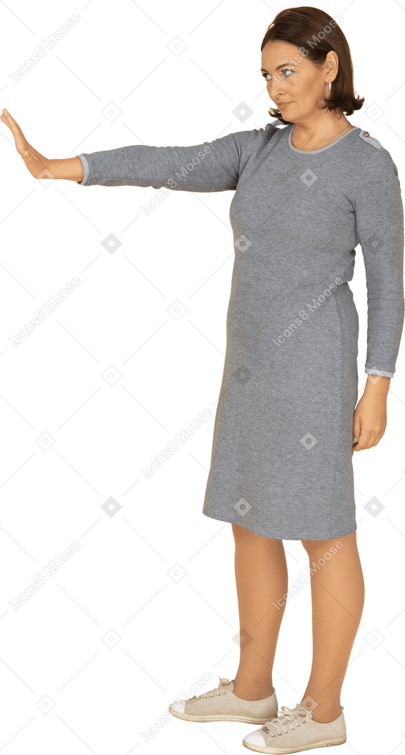 정지 신호를 보여주는 회색 드레스에 여자의 측면보기
