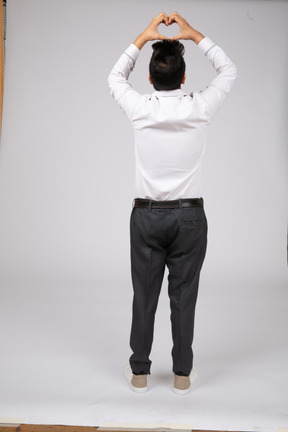 Hombre con camisa blanca de pie