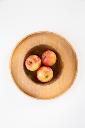 Manzanas en plato de madera en algunos platos.