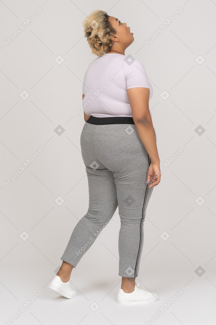 Plus size mujer afroamericana mirando hacia arriba