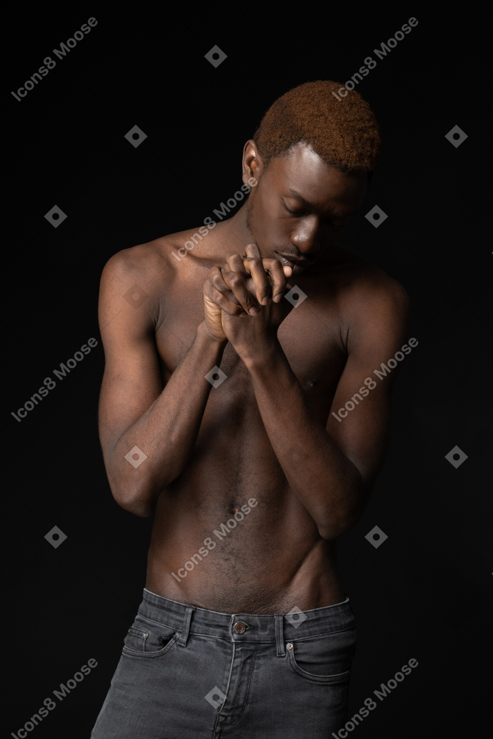Close-up de um homem africano miserável de mãos dadas