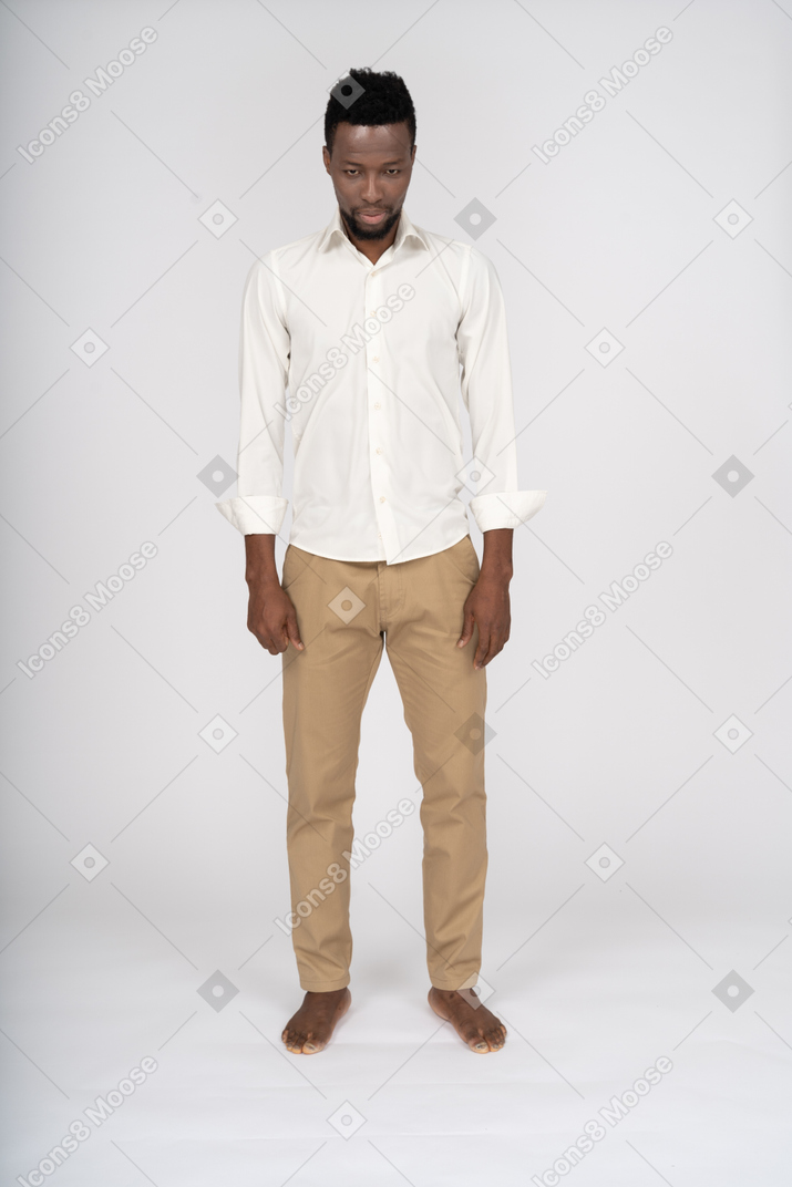 Hombre con camisa blanca de pie