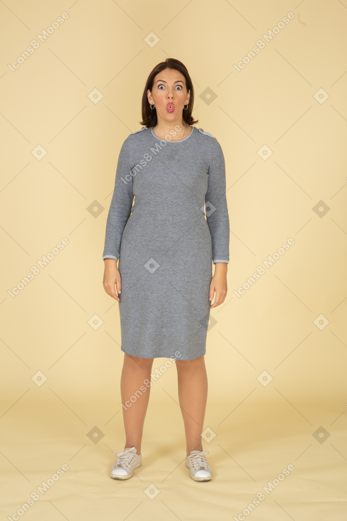 Vista frontal, de, un, mujer, en, vestido gris