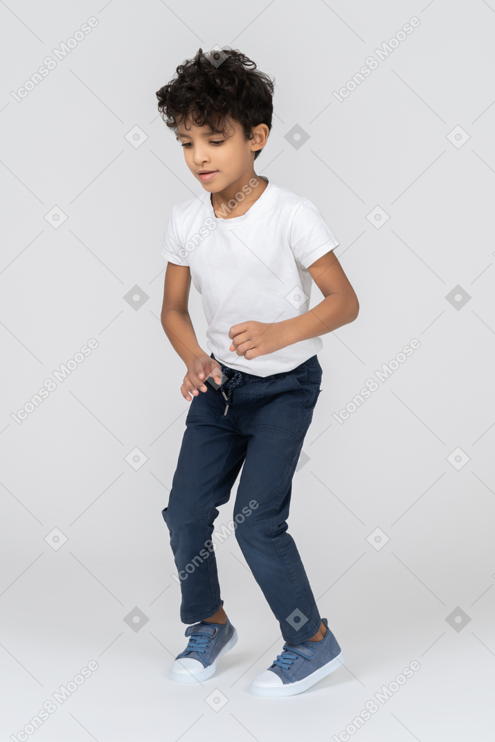 Um garoto dançando
