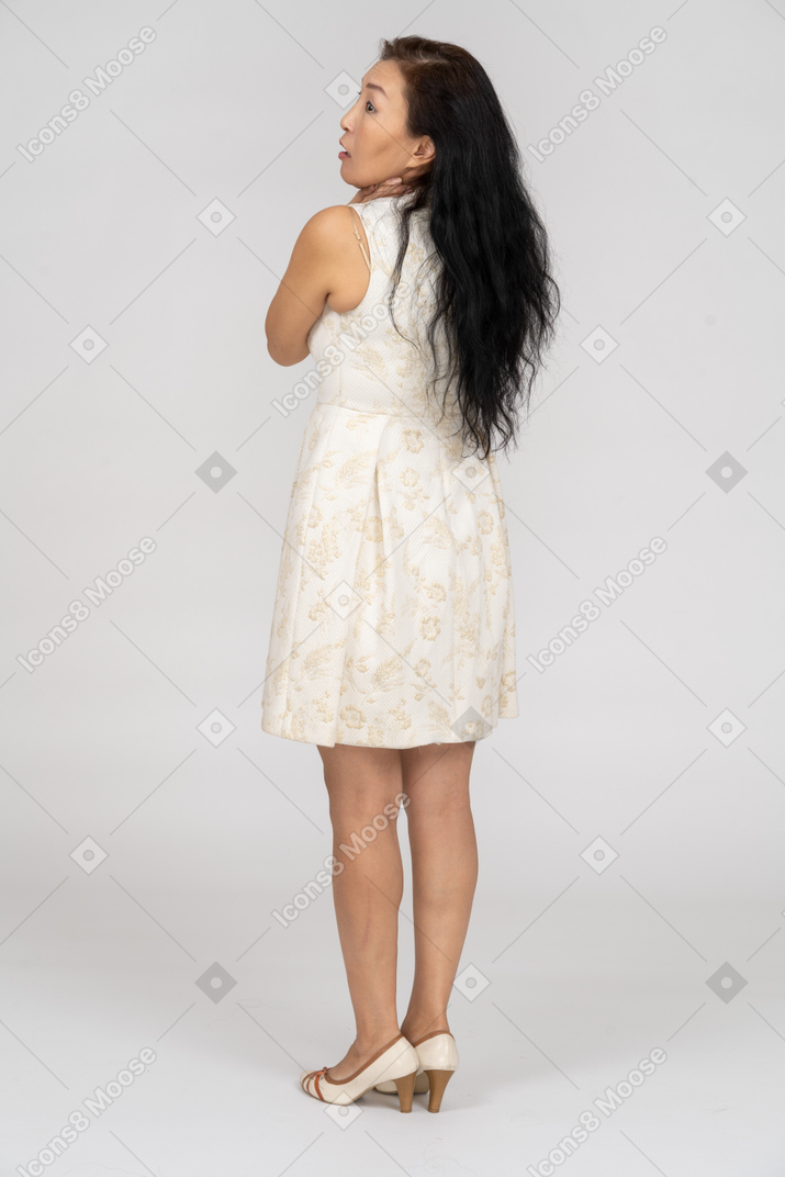 立っている白いドレスを着た女性