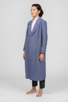 Femme mécontente en manteau bleu