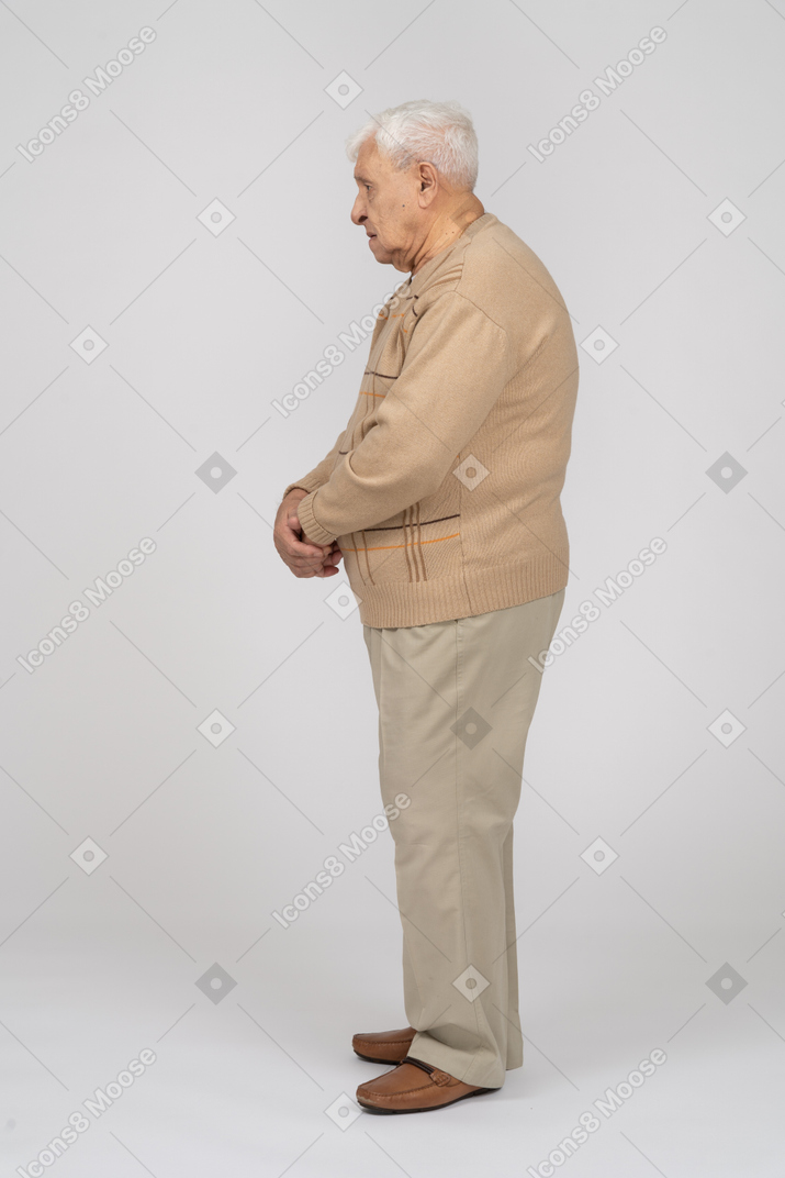 Vista lateral de um velho em roupas casuais