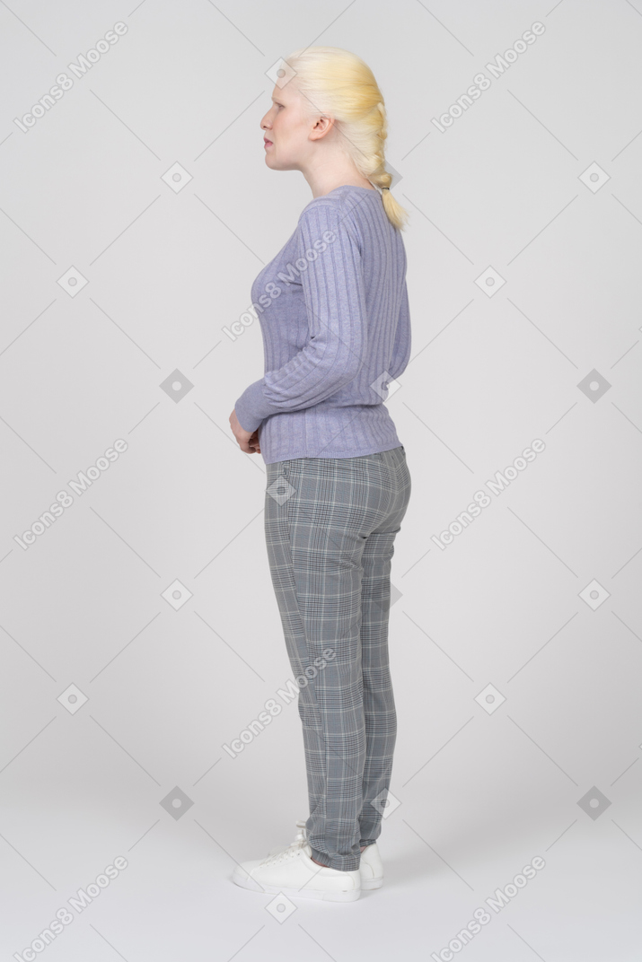 Вид сзади на женщину в повседневной одежде, стоящую