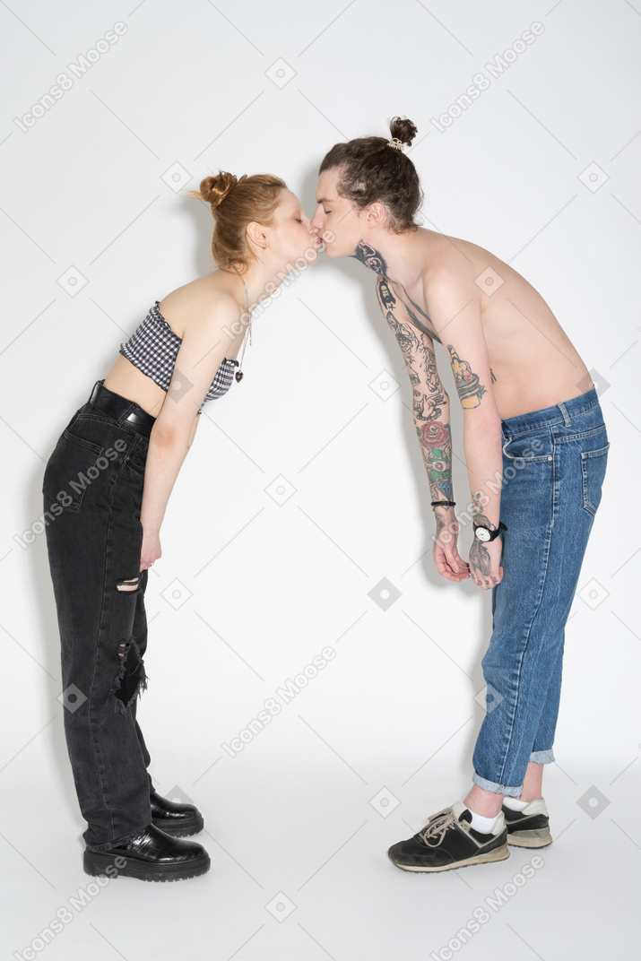 年轻夫妇倾身亲吻