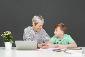 Mère et fils à faire leurs devoirs