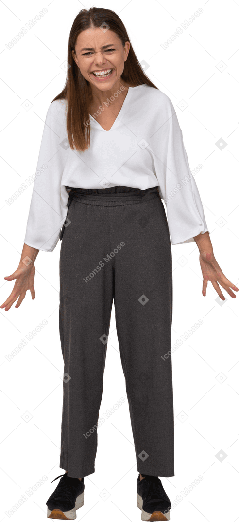 Vue de face d'une jeune femme émotive en vêtements de bureau écartant les mains