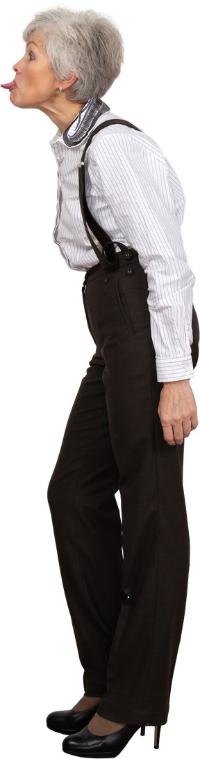 Vista lateral de uma senhora maluca com roupas de escritório, inclinada para a frente