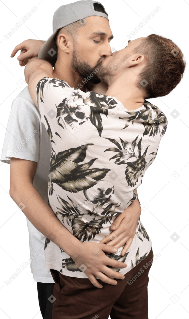 Primo piano di una coppia di giovani uomini caucasici che si abbracciano e si baciano appassionatamente