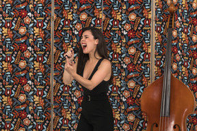 Performance passionnée d'une belle jeune chanteuse