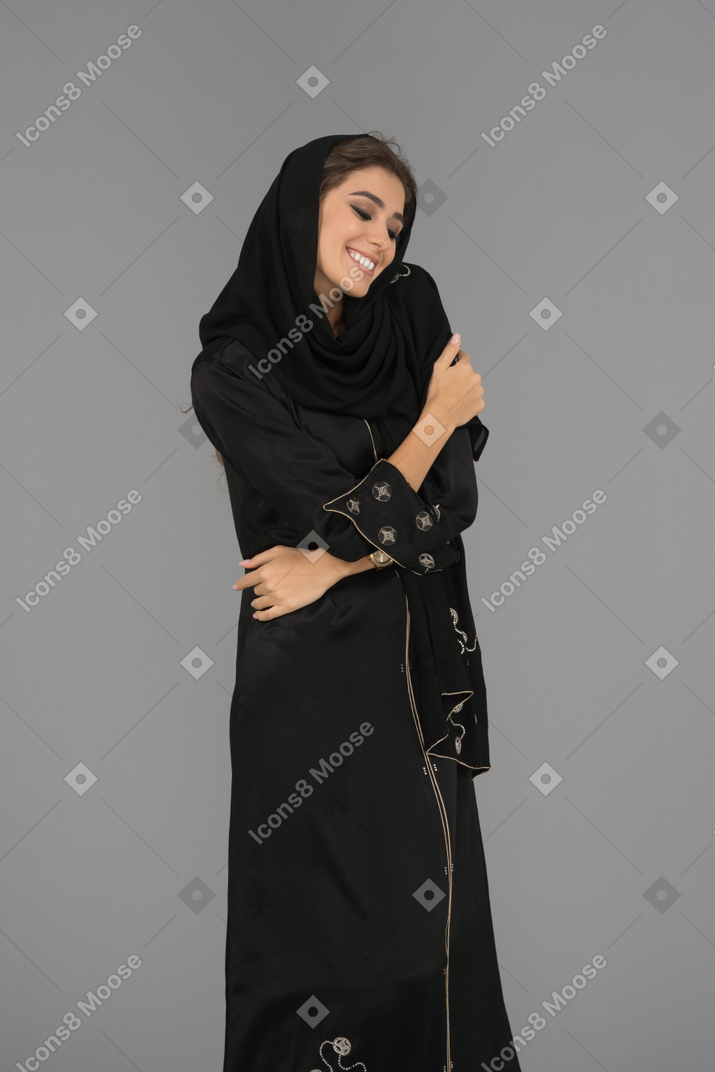 자신을 껴안은 귀여운 아랍 여성