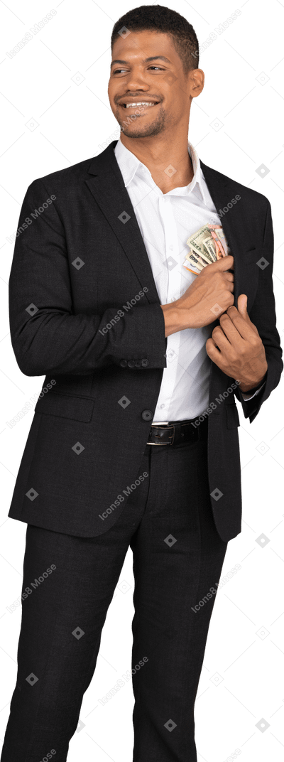 Vista frontal de um jovem de terno preto colocando notas no bolso