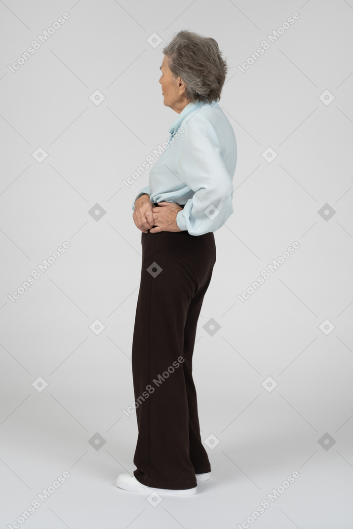 Vista laterale di una donna anziana che guarda lontano