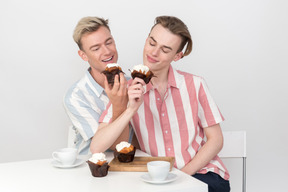 Saludos con estos cupcakes para pasar un buen rato con mi amor.