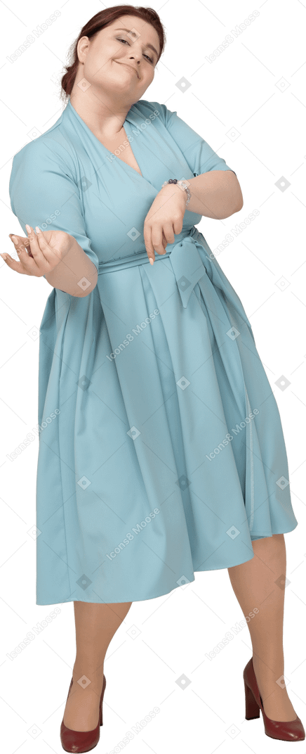 Вид спереди женщины в синем платье, притворяющейся, что она играет на скрипке