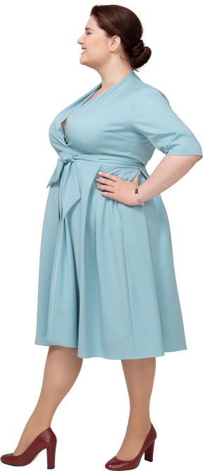 青いドレスを着た幸せな女性の側面図