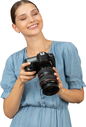 Vista frontal, de, un, sonriente, mujer joven, en, azul, comprobación, imágenes