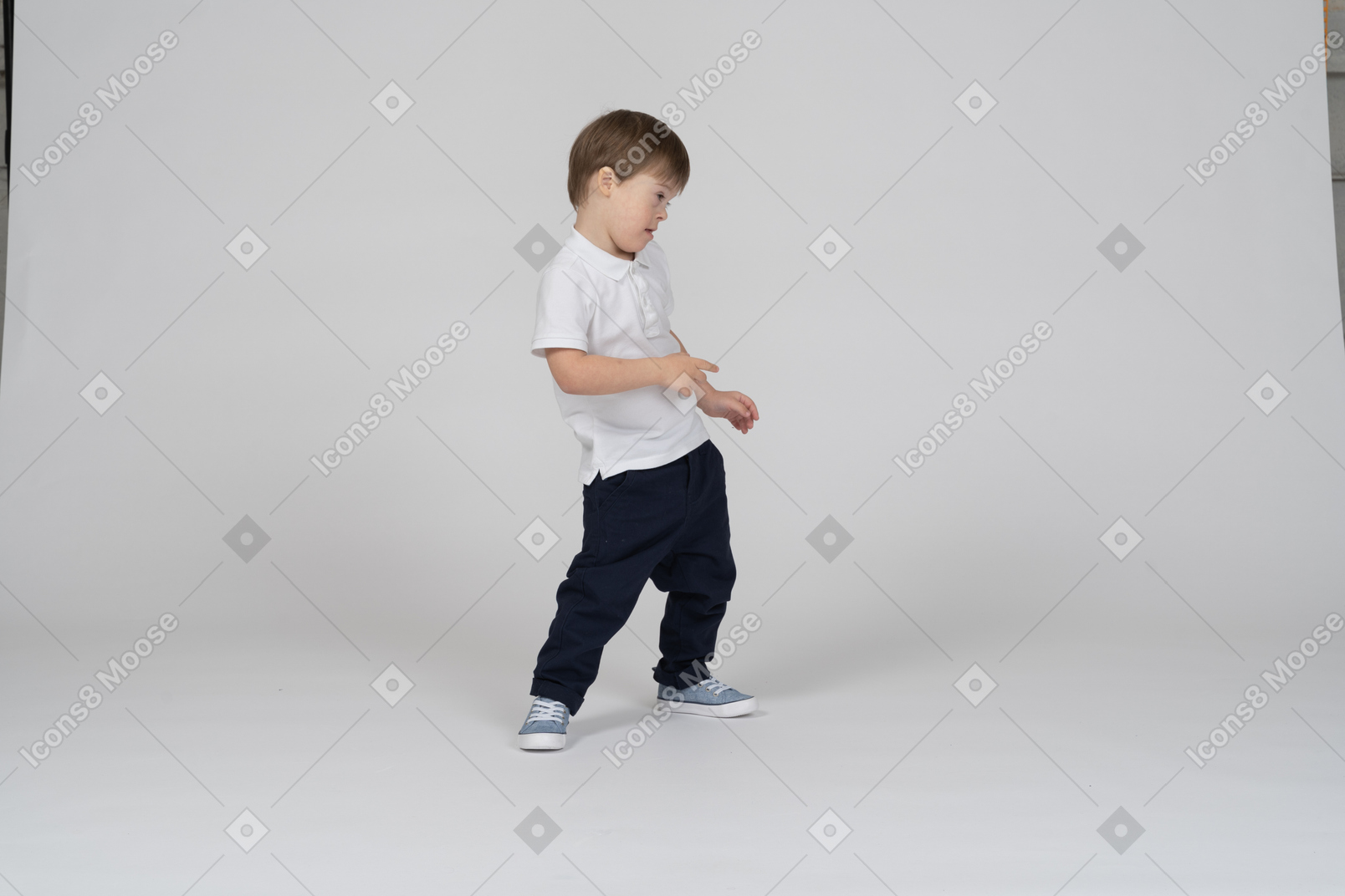 Visão de três quartos de um menino inclinado para o lado como se estivesse dançando