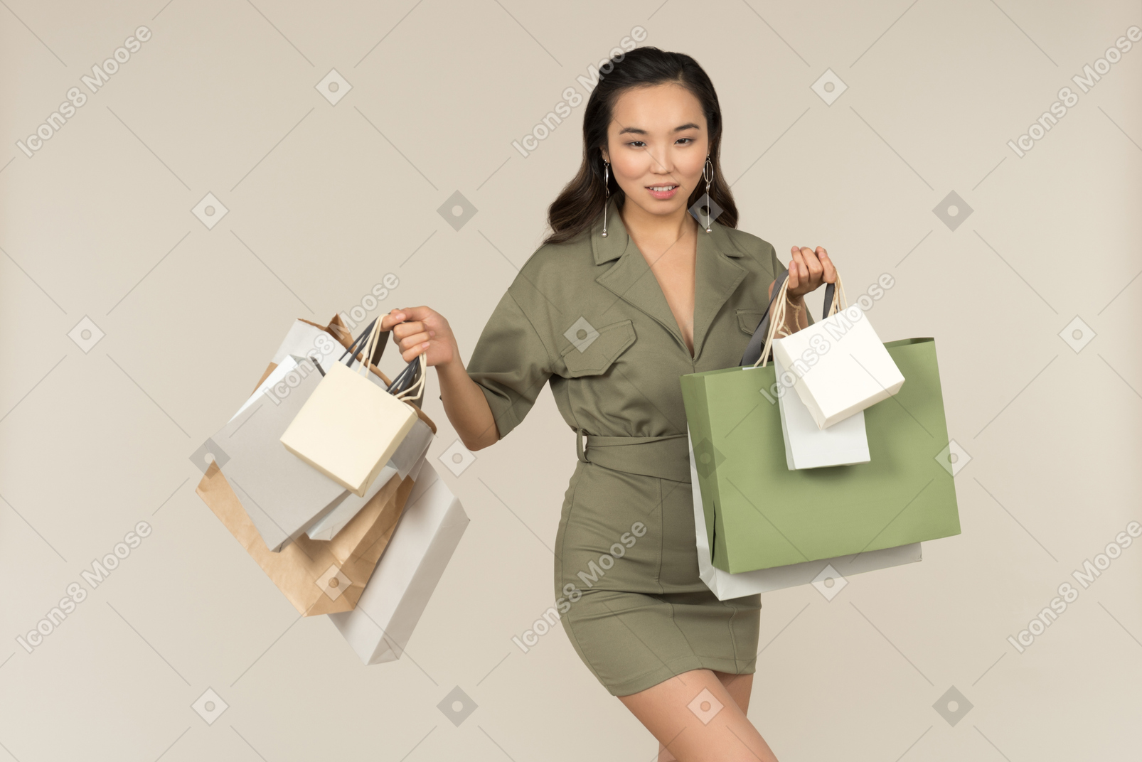 Giovane donna con le borse della spesa