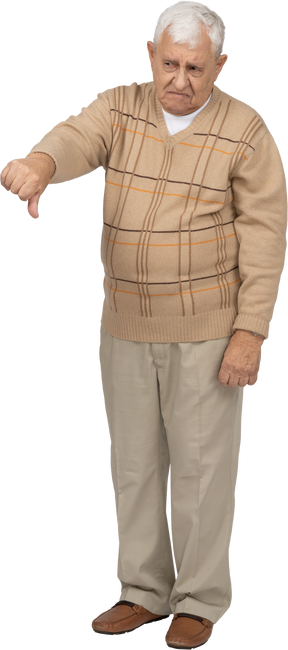 Vista frontal de um velho triste em roupas casuais, mostrando o polegar para baixo