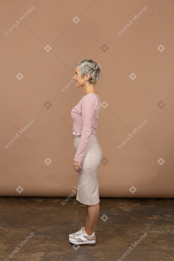 Vista lateral de uma mulher feliz em roupas casuais