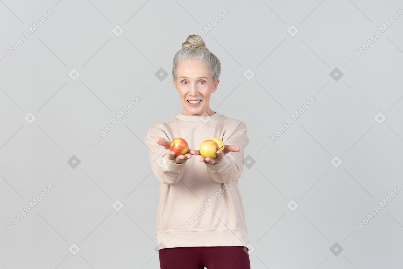 りんごを持つ笑顔の老婦人