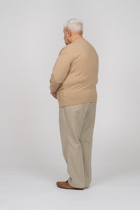 Vista lateral de um velho em roupas casuais parado