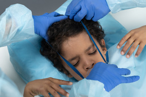 Médico colocando a máscara de oxigênio na criança
